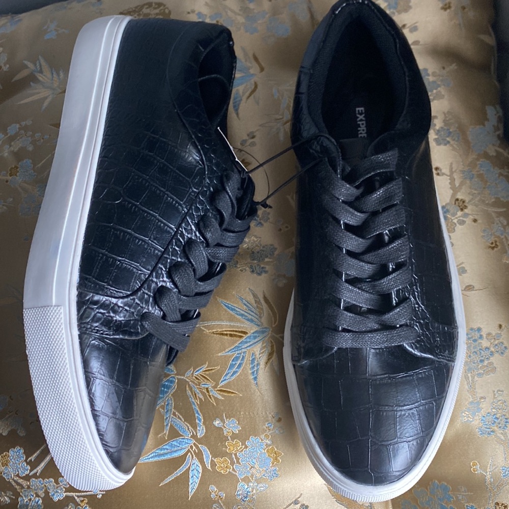 NWT EXPRESS Shoes Vegan croc tie shoe Size 8